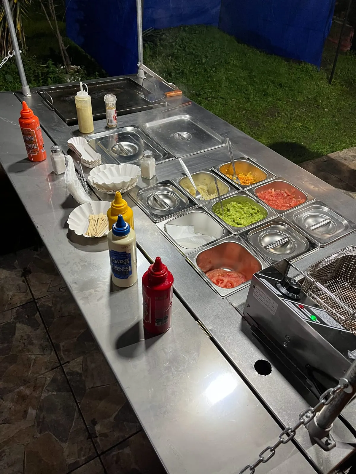 Carrito de comida Donde Como atendiendo un evento